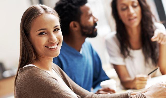 Lachend meisje dat stage loopt