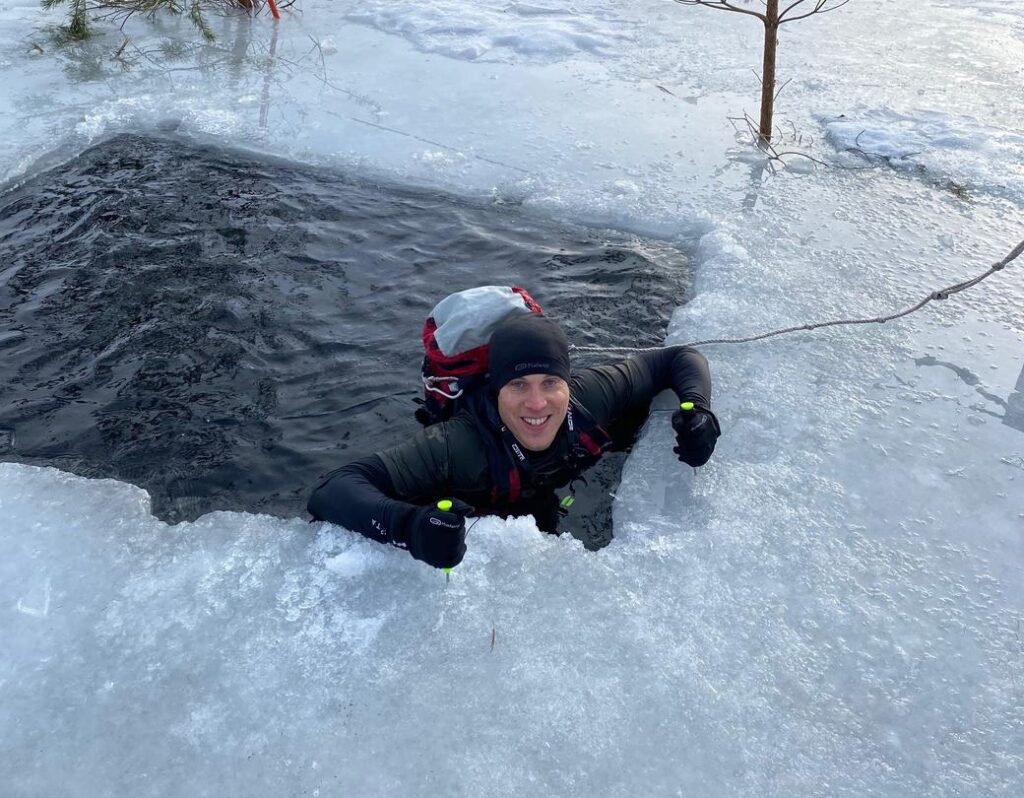 Olaf duikt in een ijswak