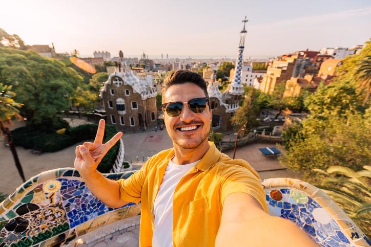 Jongen maakt een selfie in Barcelona