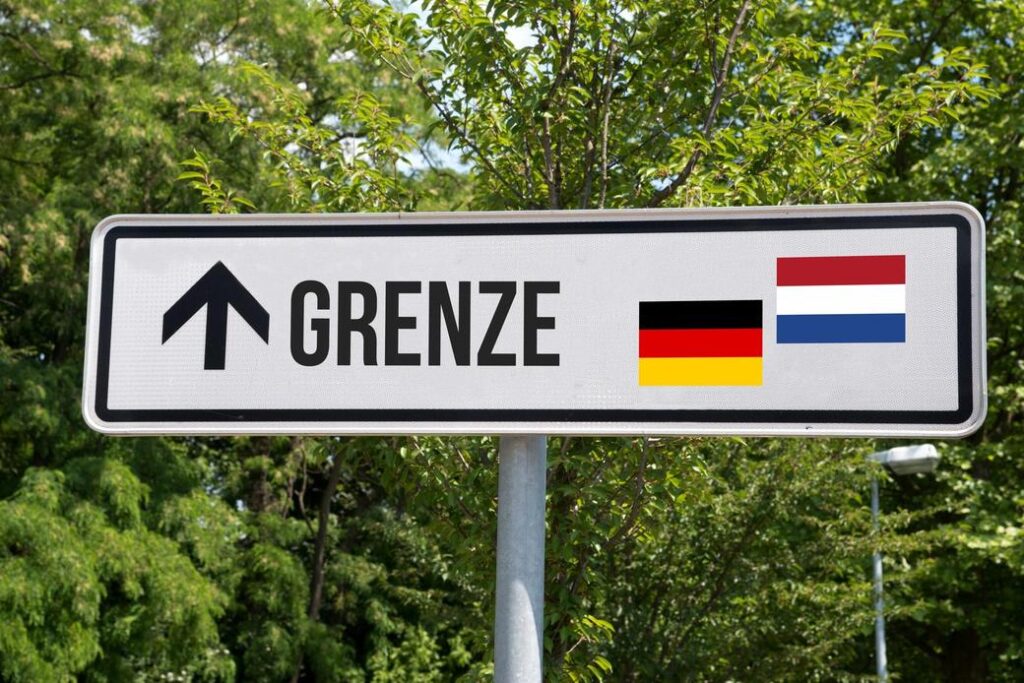 Bord met de tekst "grenze", met de nederlandse en duitse vlag