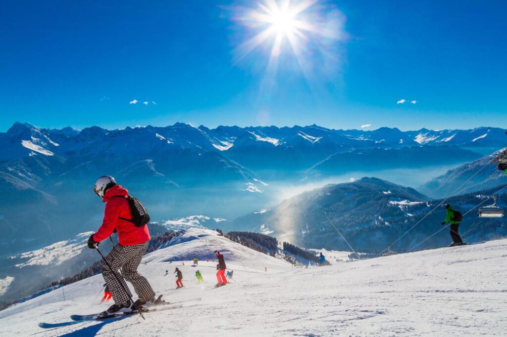 Man op ski's met bergen op de achtergrond