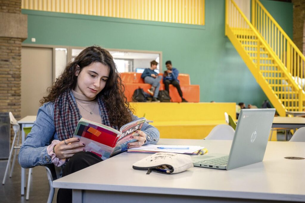 Vrouw die een studieboek leest